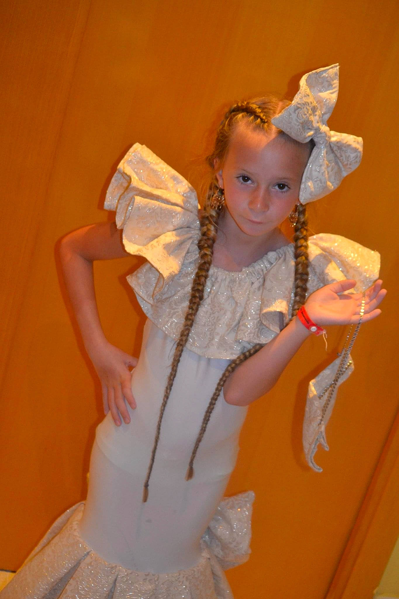 Faithy participe au concours pour gagner de l'argent avec cette photo : angel, bridal_accessory, costume_design, dress, embellishment, event, fashion, fashion_accessory, fashion_design, formal_wear, glove, gown, hair_accessory, happy, headgear, headpiece, peach, person, pink, ruffle