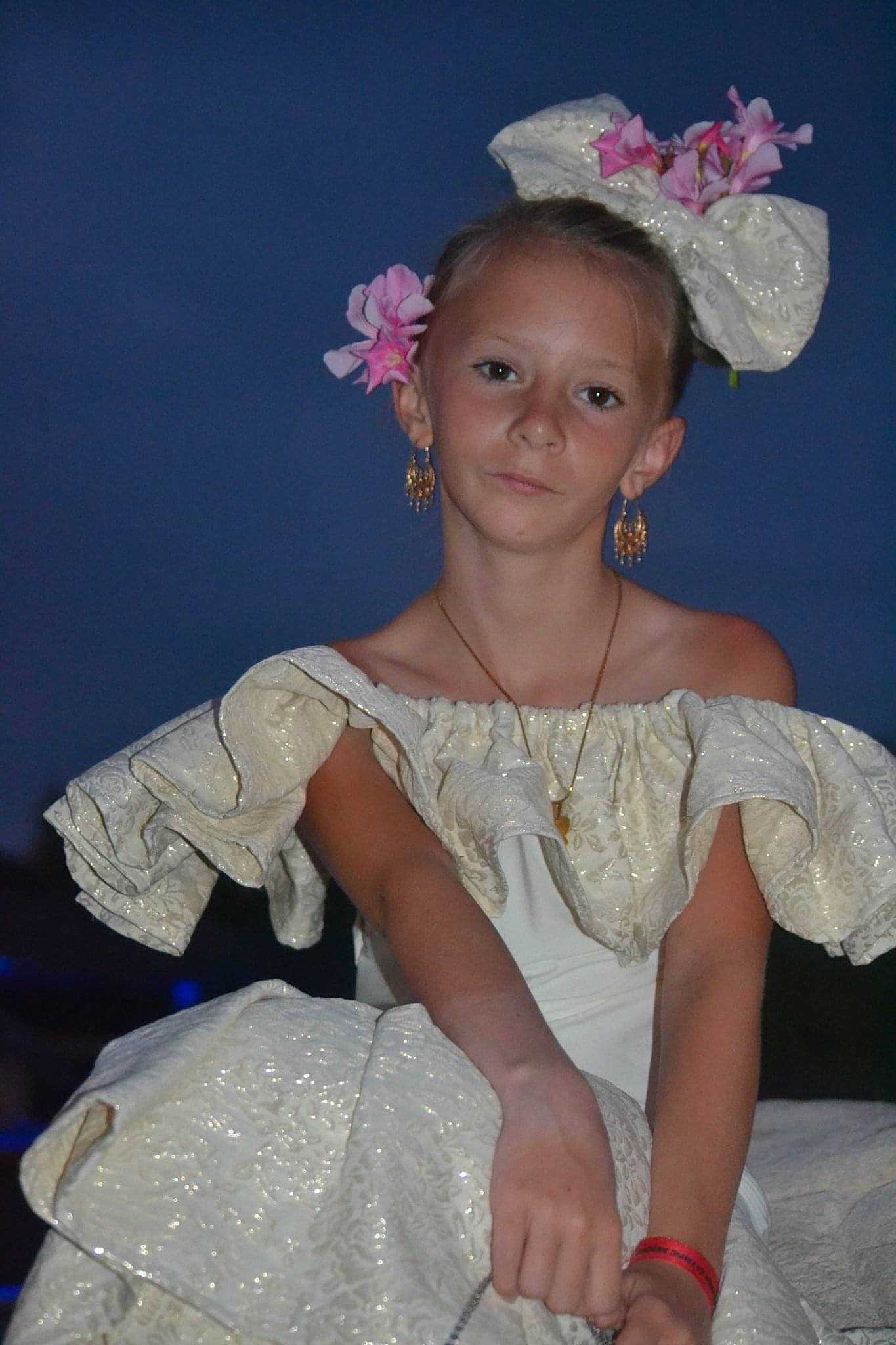 Faithy a rejoint le concours — aidez-le/la à gagner de superbes lots ! beauty, bridal_accessory, day_dress, dress, embellishment, event, fashion, fashion_accessory, fashion_design, flash_photography, formal_wear, gown, hair_accessory, happy, headgear, headpiece, jewellery, person, pink, ruffle