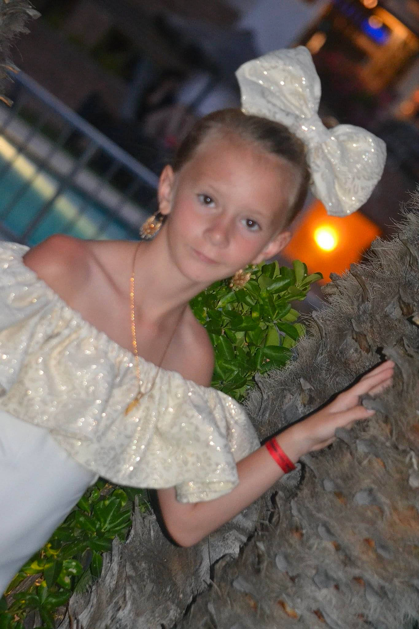 Faithy a rejoint le concours — aidez-le/la à gagner de superbes lots ! beauty, bridal_clothing, child, dress, event, flash_photography, formal_wear, fun, gesture, grass, hairstyle, happy, human_body, leaf, people_in_nature, person, plant, temple, tradition, tree