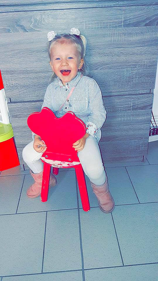 Laïna a rejoint le concours — aidez-le/la à gagner de superbes lots ! baby, chair, child, leg, person, red, sitting, smile, toddler