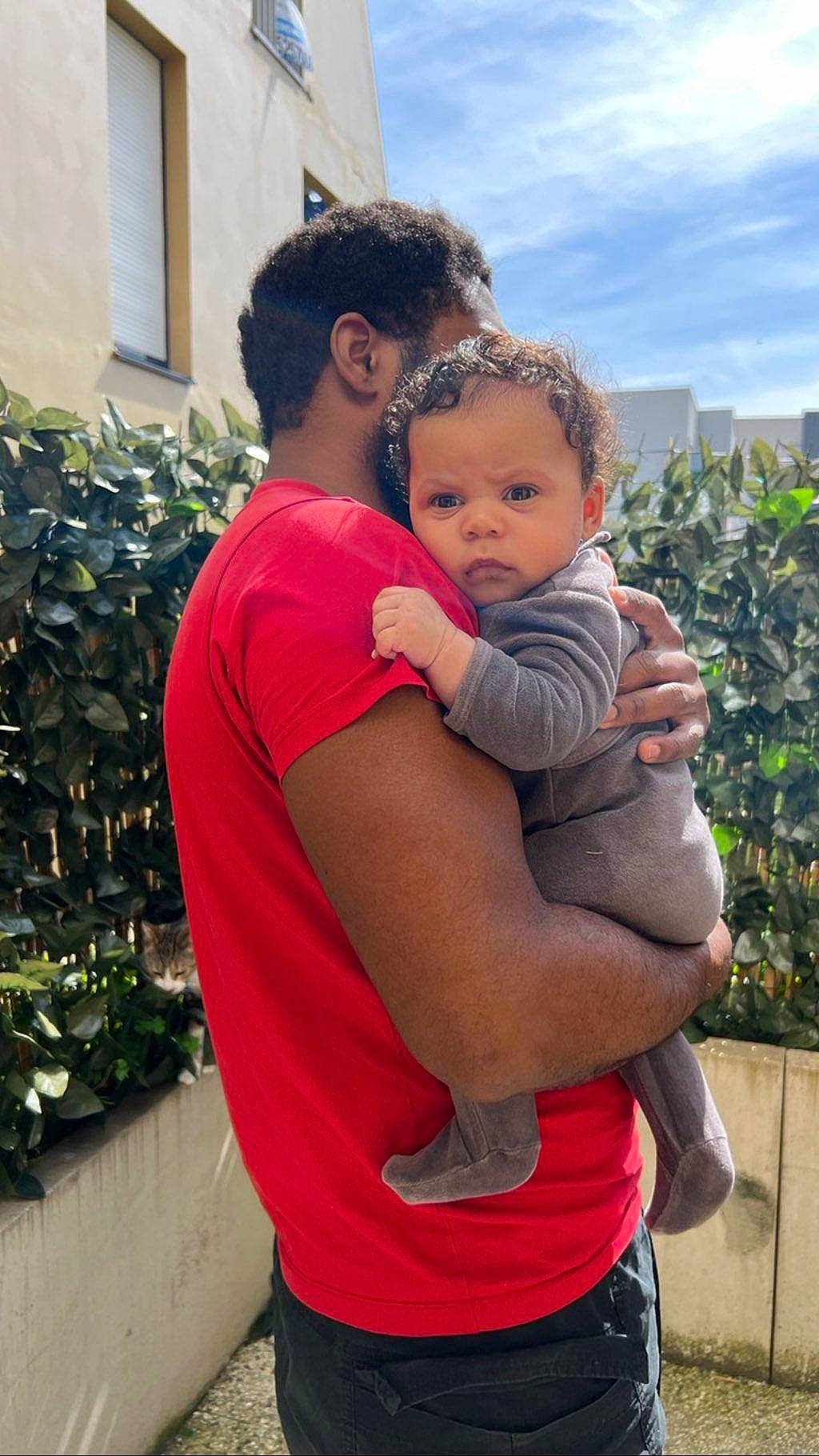 Aaron a rejoint le concours — aidez-le/la à gagner de superbes lots ! abdomen, baby, belt, child, event, fun, gesture, grass, happy, hug, interaction, leisure, love, people_in_nature, person, plant, recreation, sky, t_shirt, toddler