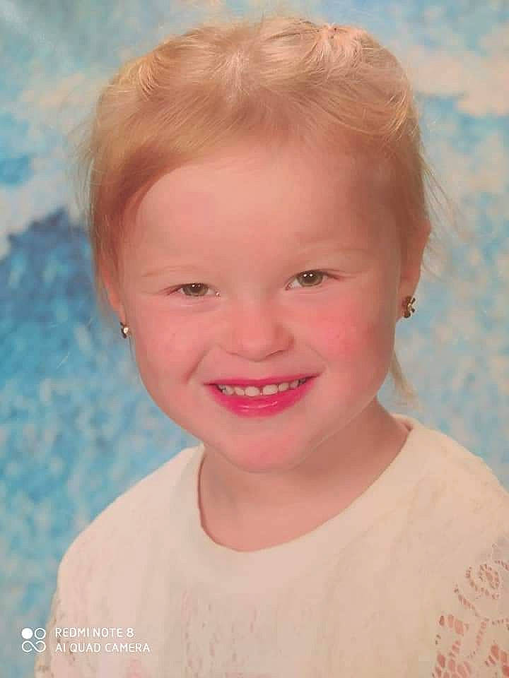 Louane participe au concours pour gagner de l'argent avec cette photo : cheek, child, cool, eye, eyebrow, eyelash, flash_photography, forehead, happy, head, iris, jaw, joy, lip, mouth, neck, nose, person, skin, smile