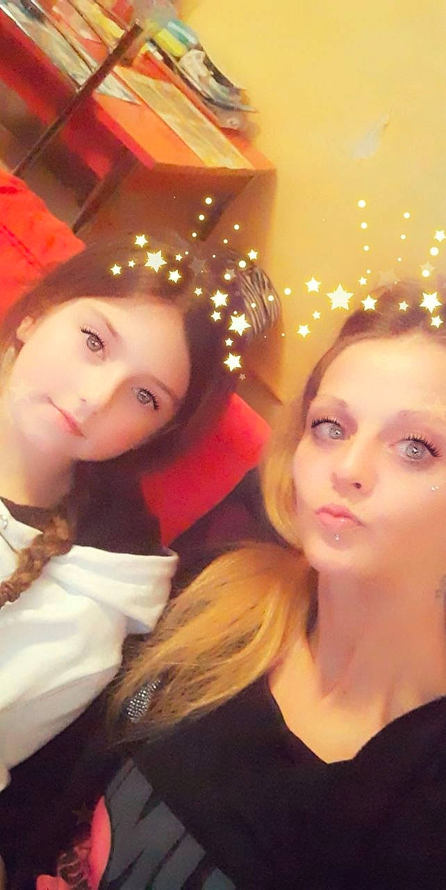 Fiona Merliot a rejoint le concours — aidez-le/la à gagner de superbes lots ! beauty, black_hair, brown_hair, cheek, friendship, fun, hair, hair_accessory, hair_coloring, happy, lady, lip, long_hair, person, photography, selfie, smile