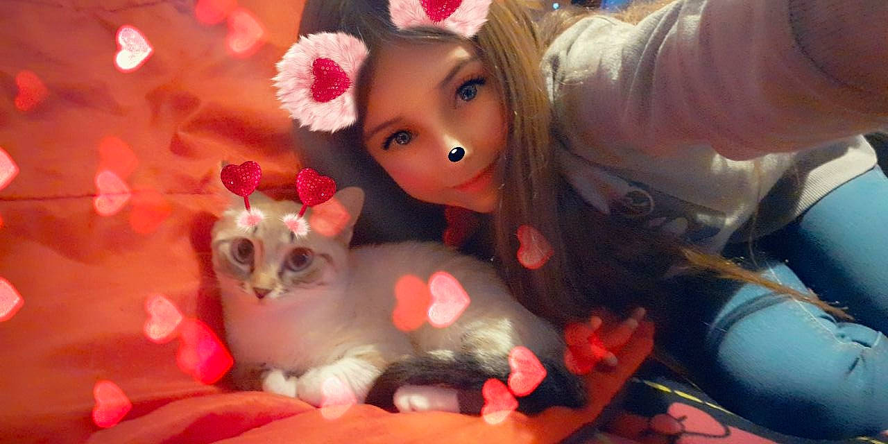 Fiona Merliot a rejoint le concours — aidez-le/la à gagner de superbes lots ! american_curl, carnivore, cat, cheek, child, doll, ear, fawn, felidae, fur, head, headwear, kitten, lip, mouth, munchkin, nose, person, pink, skin