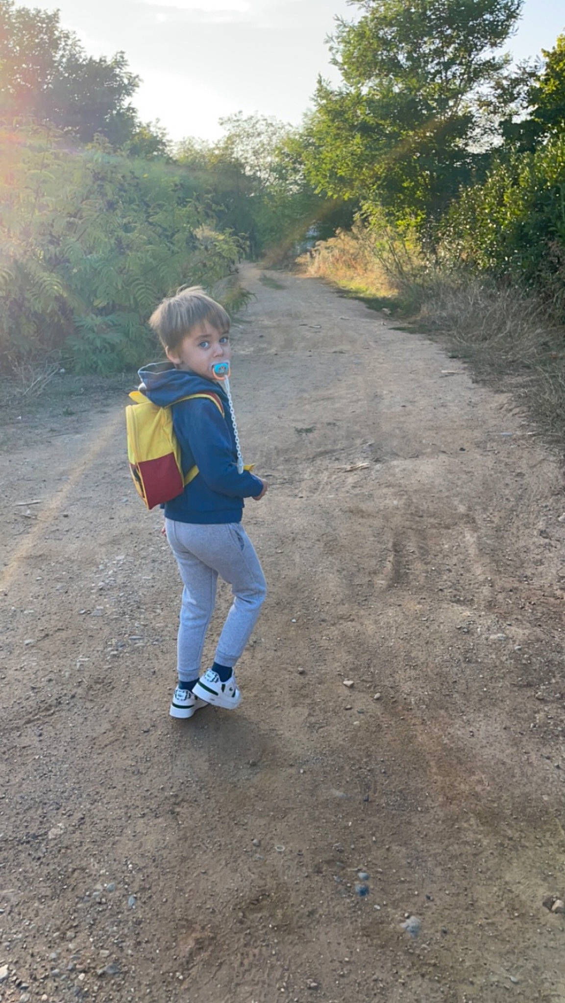 Nohlan a rejoint le concours — aidez-le/la à gagner de superbes lots ! asphalt, boot, dirt_road, electric_blue, forest, fun, grass, landscape, leisure, people_in_nature, person, plant, recreation, road, road_surface, rock, soil, toddler, trail, tree