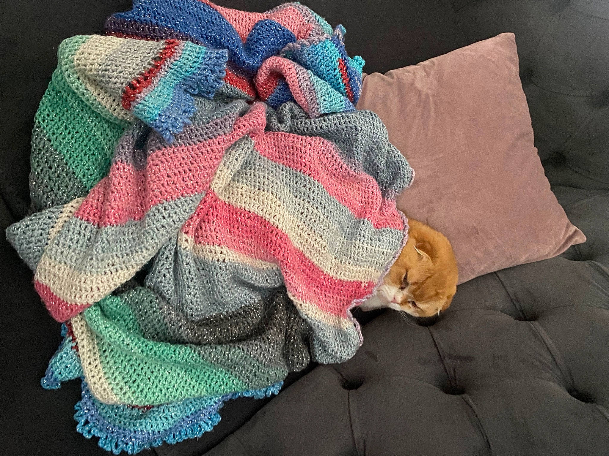 Saga a rejoint le concours — aidez-le/la à gagner de superbes lots ! brown, carmine, comfort, creative_arts, electric_blue, fashion_accessory, fiber, flooring, grey, linens, magenta, natural_material, pattern, plaid, sleeve, tartan, textile, thread, wool, woolen