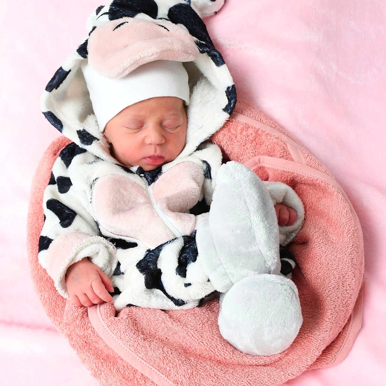 Talya a rejoint le concours — aidez-le/la à gagner de superbes lots ! baby, bed, blanket, bonnet, cap, clothing, cushion, face, furniture, hat, head, homedecor, newborn, people, person, photography, portrait, quilt, sleeping, towel