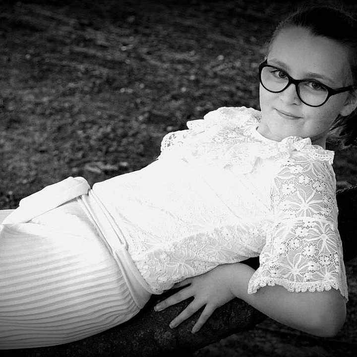Maylie a rejoint le concours — aidez-le/la à gagner de superbes lots ! arm, beauty, black, black_and_white, child, dress, eye, eyewear, flash_photography, glasses, lady, leg, monochrome, monochrome_photography, photo_shoot, photograph, photography, portrait_photography, stock_photography, white