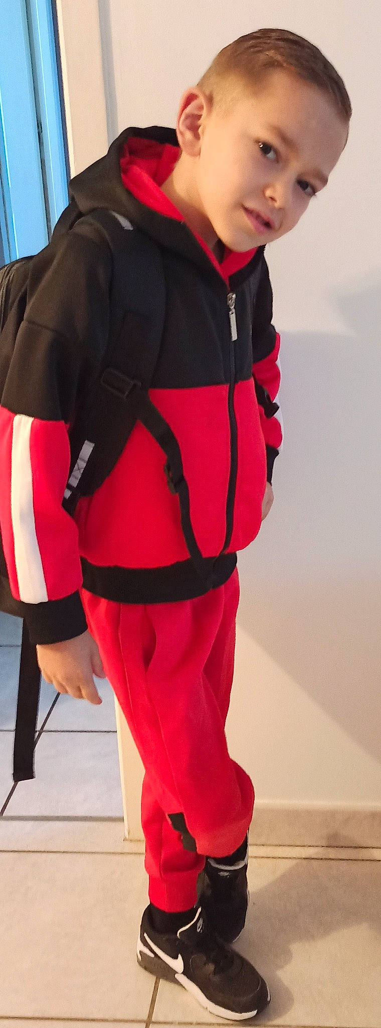 Ylenzo a rejoint le concours — aidez-le/la à gagner de superbes lots ! abdomen, carmine, collar, elbow, electric_blue, fashion_accessory, fashion_design, human_leg, knee, lifejacket, magenta, outerwear, person, personal_protective_equipment, recreation, shorts, sleeve, sportswear, thigh, uniform