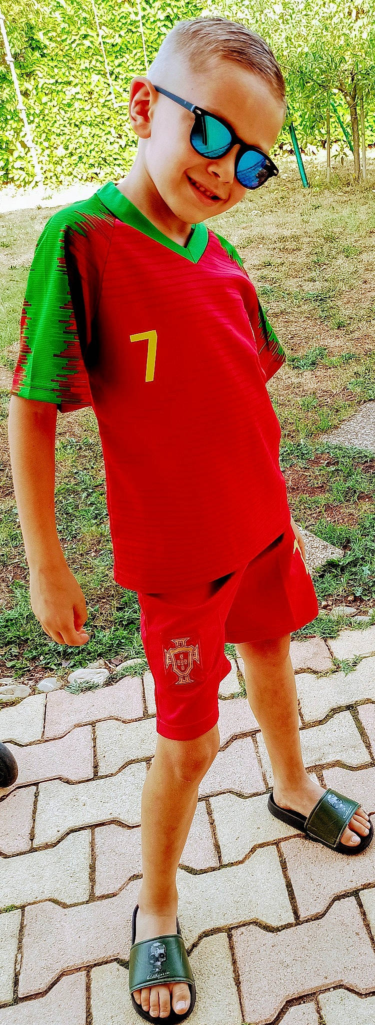 Ylenzo a rejoint le concours — aidez-le/la à gagner de superbes lots ! active_shirt, calf, elbow, electric_blue, grass, human_body, human_leg, jersey, joint, joy, knee, magenta, peach, person, red, shoe, shoulder, sleeve, sportswear, t_shirt