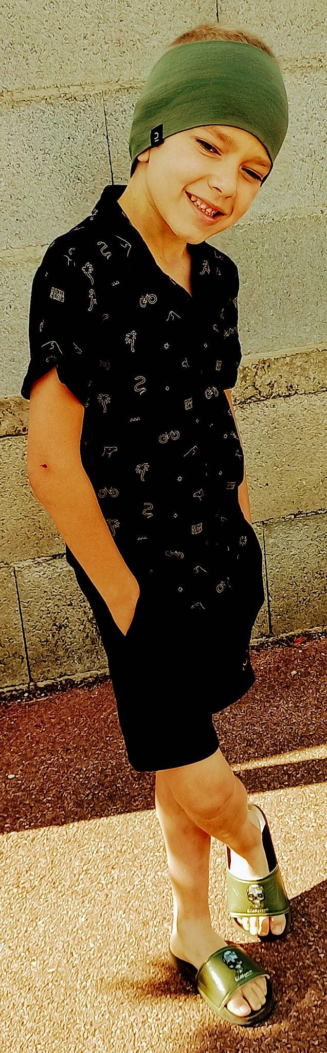 Ylenzo participe au concours pour gagner de l'argent avec cette photo : bag, blazer, calf, collar, day_dress, denim, grey, headwear, joint, joy, knee, leather_jacket, leg, neck, outerwear, pattern, person, plaid, sleeve, tartan