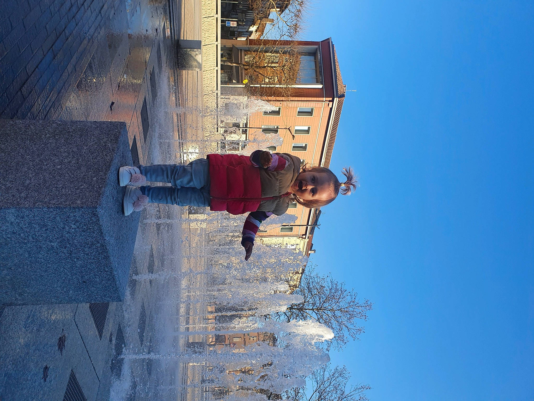 Asja a rejoint le concours — aidez-le/la à gagner de superbes lots ! blue, building, electric_blue, facade, fun, happy, house, leisure, person, recreation, reflection, sky, slope, snow, toddler, travel, tree, water, window, winter
