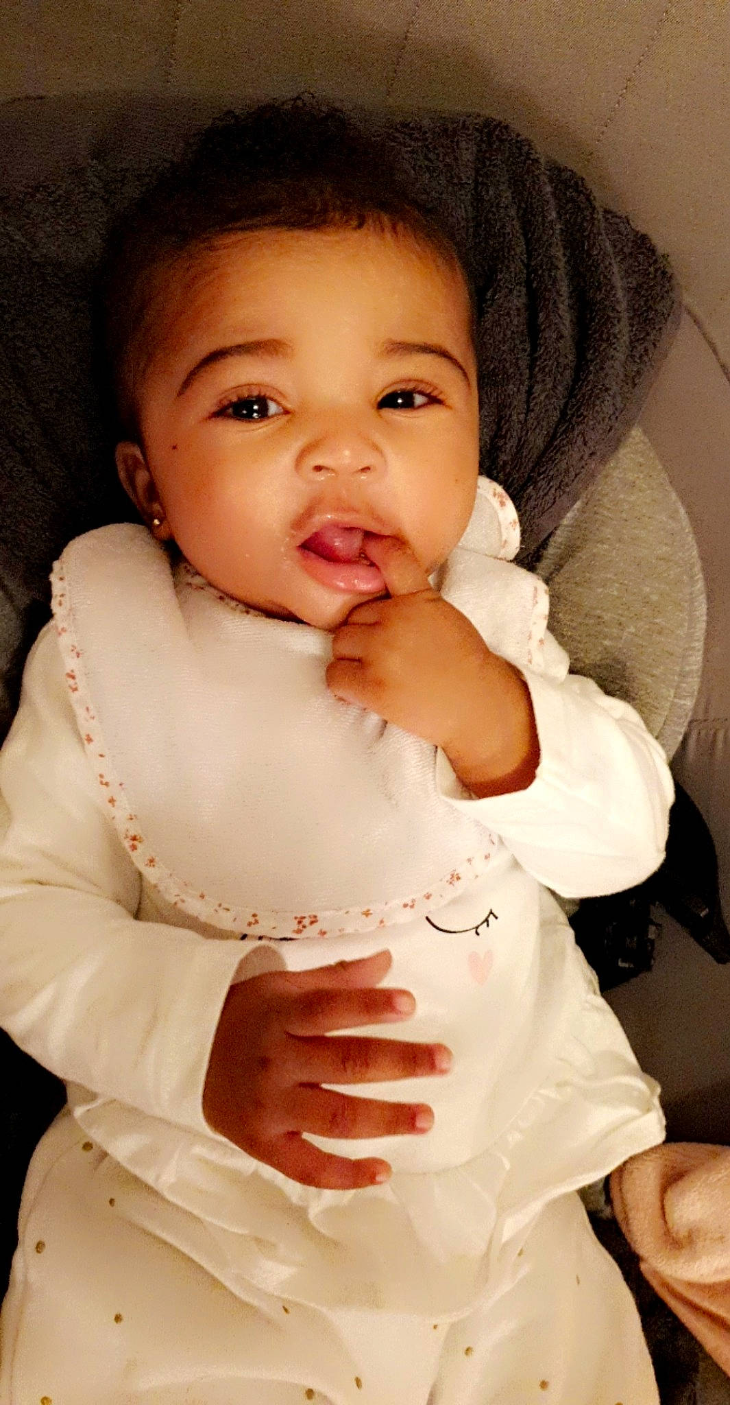 Mya participe au concours pour gagner de l'argent avec cette photo : baby, baby_toddler_clothing, cheek, comfort, eyelash, face, flash_photography, gesture, happy, iris, lip, nail, neck, nose, person, product, skin, sleeve, smile, thumb