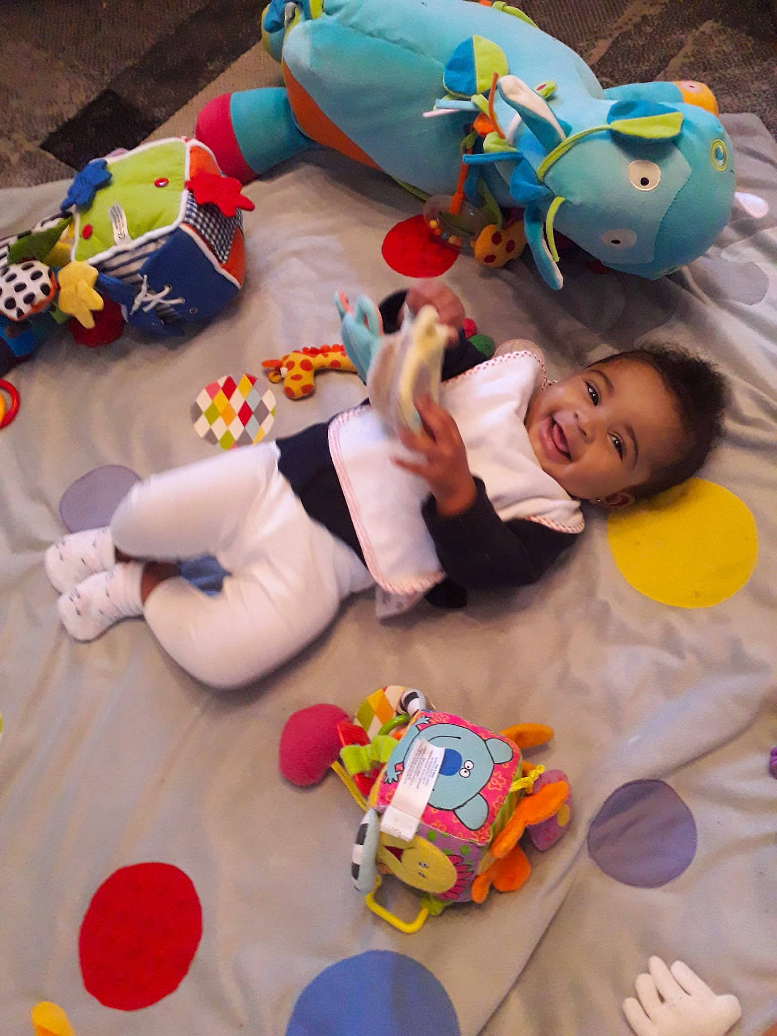 Mya participe au concours pour gagner de l'argent avec cette photo : baby, baby_products, baby_toddler_clothing, baby_toys, child, design, event, flooring, fun, happy, joy, leisure, person, product, recreation, red, smile, snapshot, stuffed_toy, toddler