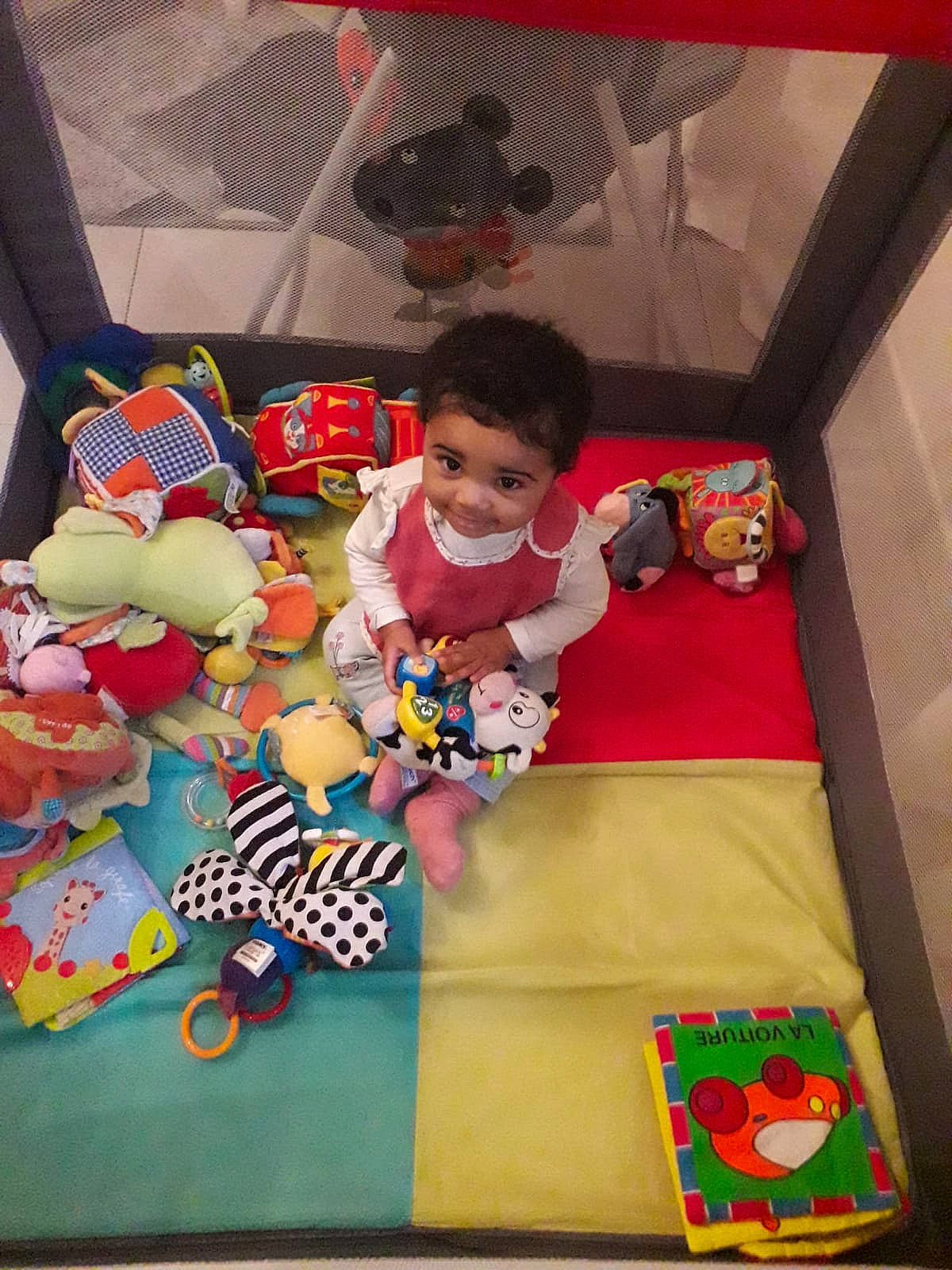 Mya a rejoint le concours — aidez-le/la à gagner de superbes lots ! baby, baby_products, baby_toddler_clothing, baby_toys, child, event, flooring, fun, holiday, lap, leisure, linens, pattern, person, play, room, sitting, stuffed_toy, textile, toddler