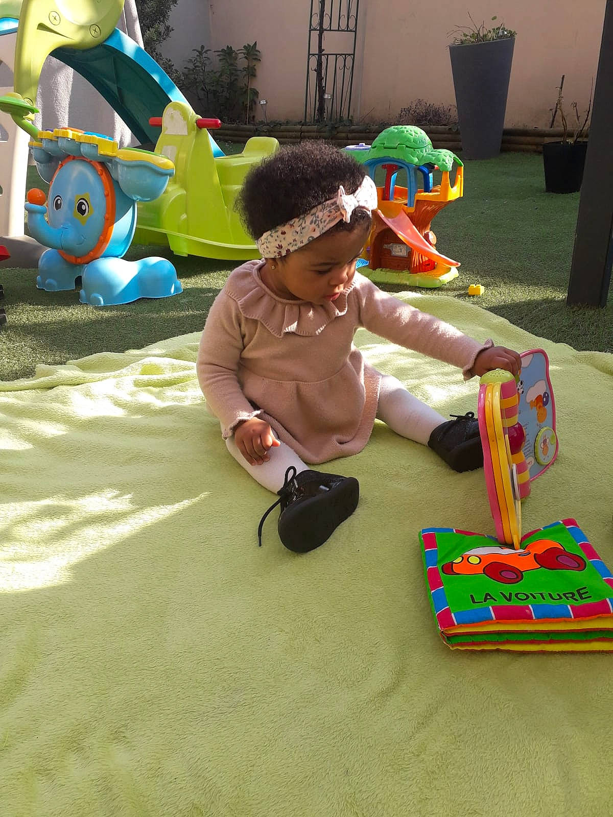 Mya a rejoint le concours — aidez-le/la à gagner de superbes lots ! art, baby, baby_toys, child, event, flooring, fun, leisure, person, photograph, photography, play, product, recreation, room, sitting, smile, snapshot, toddler, toy