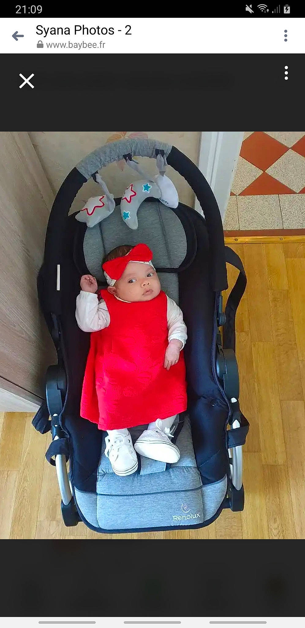Syana a rejoint le concours — aidez-le/la à gagner de superbes lots ! baby, baby_carriage, baby_products, baby_safety, baby_sleeping, baby_toddler_clothing, bag, car_seat, carmine, chair, child, comfort, headwear, infant_bed, lap, person, product, red, sitting, tire