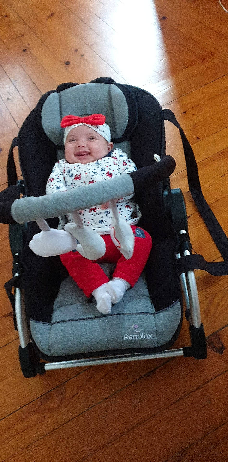 Syana a rejoint le concours — aidez-le/la à gagner de superbes lots ! baby, baby_carriage, baby_products, baby_safety, baby_toddler_clothing, beauty, carmine, chair, child, cleanliness, comfort, event, headwear, joy, lap, person, product, service, sitting, toddler