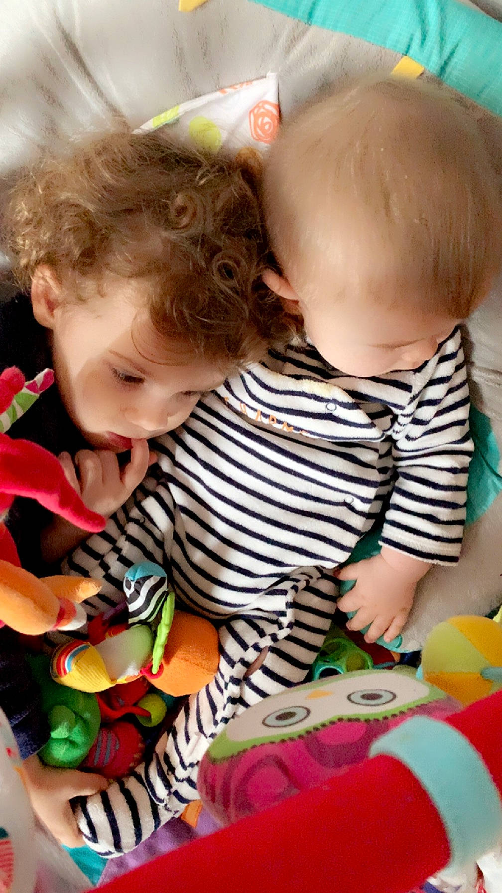 Ambre participe au concours pour gagner de l'argent avec cette photo : arm, baby, baby_playing_with_toys, baby_toddler_clothing, child, facial_expression, finger, fun, grass, hand, happy, human, human_body, leisure, person, play, product, skin, summer, toddler