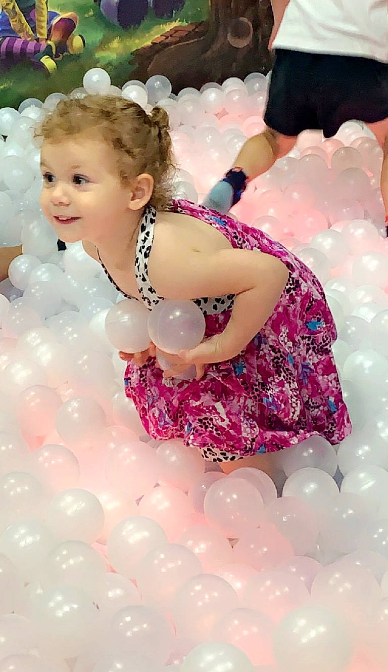 Ambre a rejoint le concours — aidez-le/la à gagner de superbes lots ! baby_toddler_clothing, bathing, child, dress, event, fun, happy, headpiece, leisure, magenta, pattern, peach, people_in_nature, person, petal, pink, play, playing_with_kids, recreation, smile