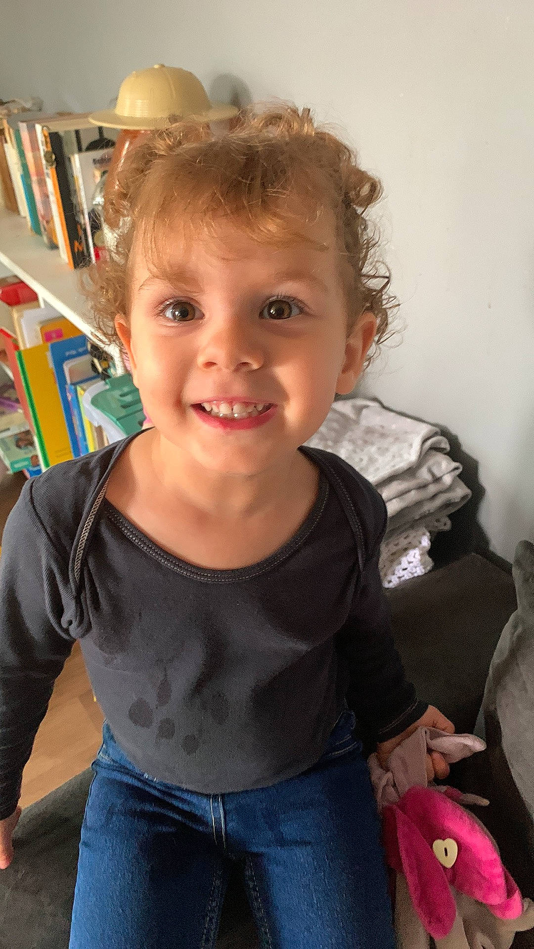 Ambre participe au concours pour gagner de l'argent avec cette photo : bookcase, cheek, chin, eye, eyebrow, gesture, hair, happy, head, iris, jeans, joint, joy, mouth, neck, nose, organ, person, shoulder, skin