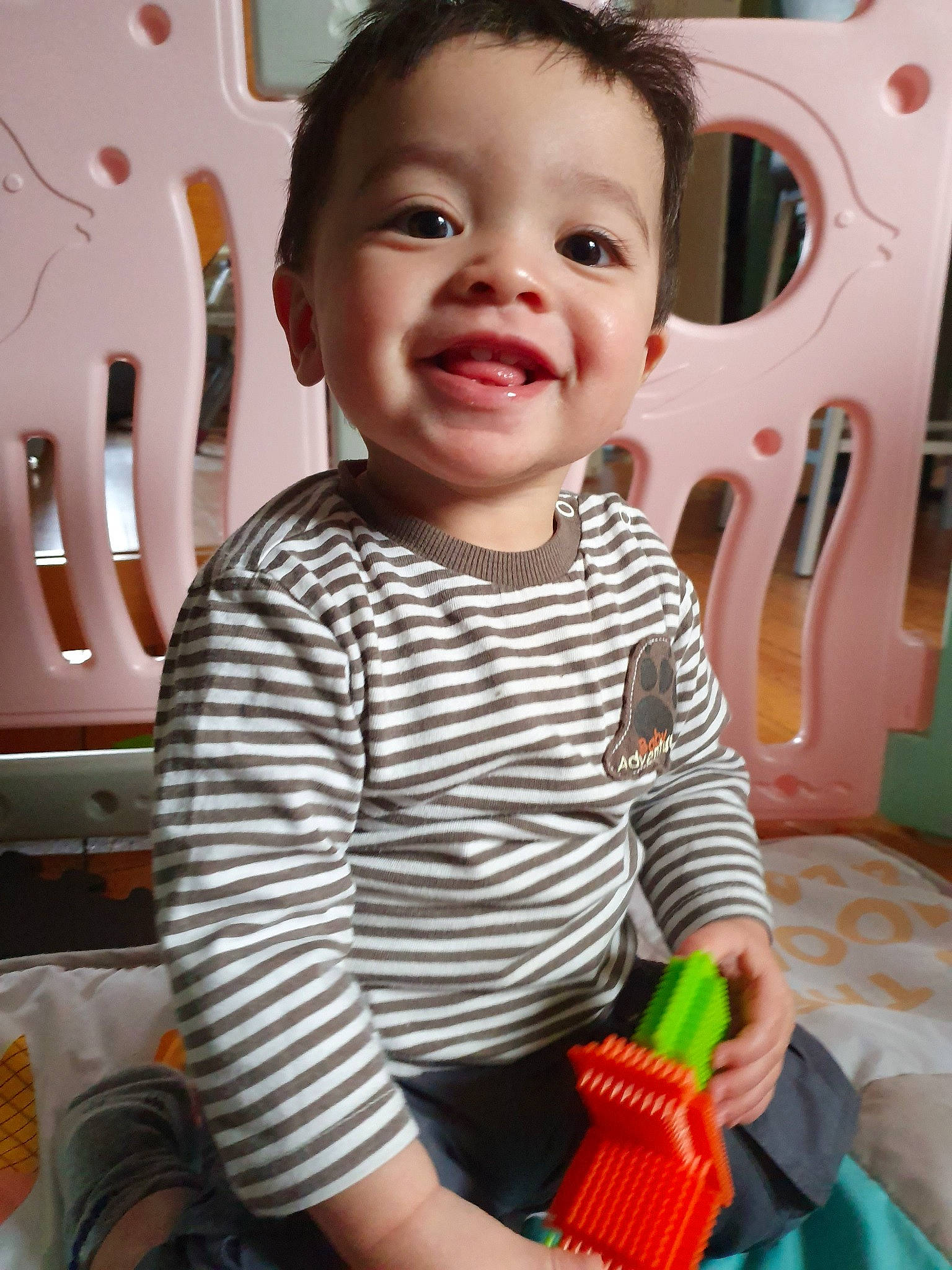 Nathanaël participe au concours pour gagner de l'argent avec cette photo : baby, baby_toddler_clothing, cheek, child, finger, joy, person, play, skin, smile, standing, toddler, tooth, toy