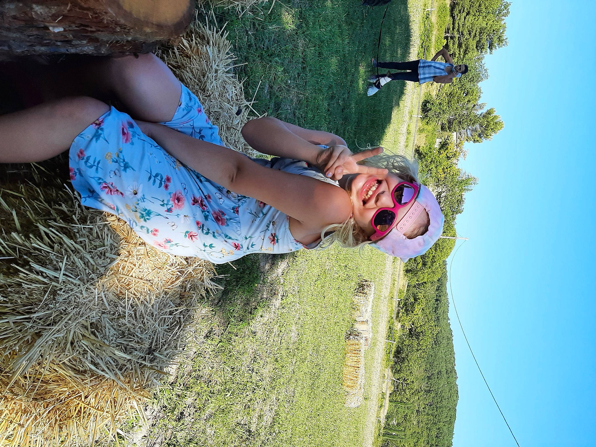 Maelys a rejoint le concours — aidez-le/la à gagner de superbes lots ! azure, blue, dress, electric_blue, eyewear, fun, grass, green, happy, human_leg, joy, landscape, leisure, people_in_nature, person, plant, recreation, sky, summer, thigh