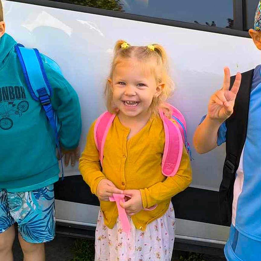 Louna participe au concours pour gagner de l'argent avec cette photo : backpack, bag, boy, child, clothing, face, female, footwear, girl, head, male, pants, person, photography, portrait, sandal, shoe, shorts, transportation, vehicle