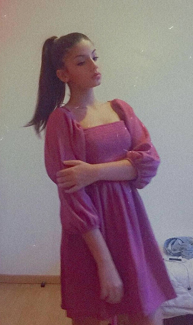 Alicia a rejoint le concours — aidez-le/la à gagner de superbes lots ! arm, clothing, dress, fashion_design, formal_wear, joint, long_hair, magenta, pattern, person, purple, shoulder, standing, vintage_clothing, waist