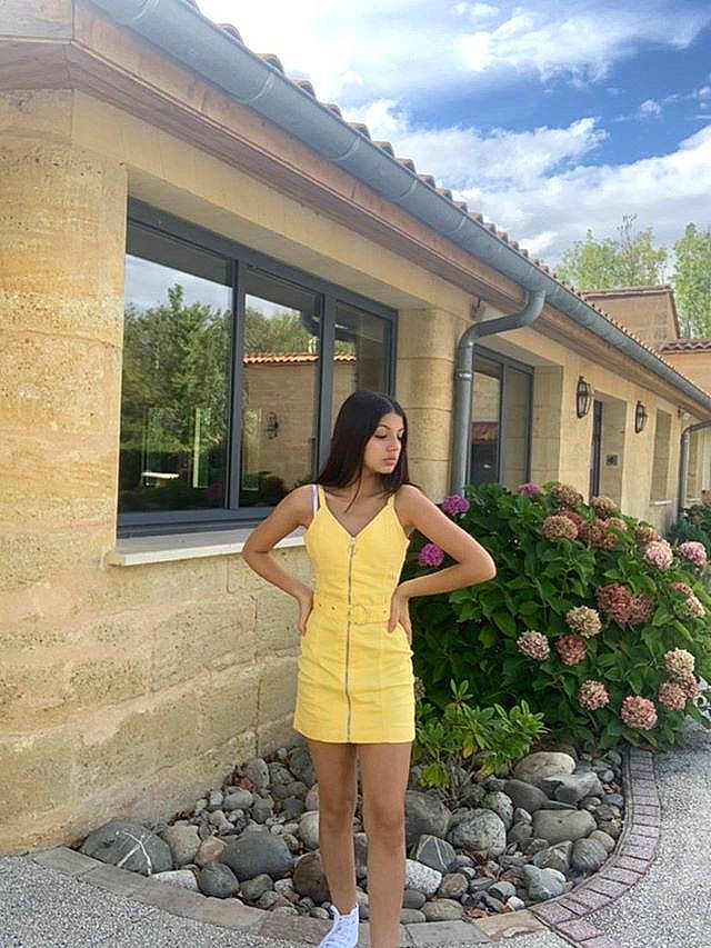 Alicia a rejoint le concours — aidez-le/la à gagner de superbes lots ! beauty, botany, dress, fawn, footwear, house, human_leg, leg, leisure, long_hair, person, photograph, photography, plant, real_estate, shoulder, snapshot, summer, vacation, waist