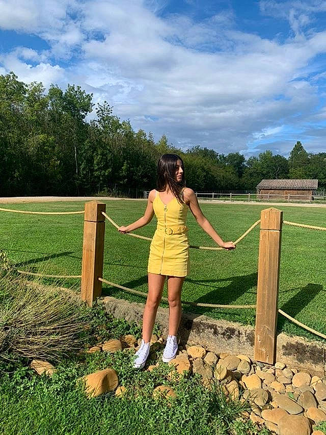 Alicia a rejoint le concours — aidez-le/la à gagner de superbes lots ! arm, dress, farm, fence, grass, grass_family, grassland, hand, human_leg, leg, leisure, meadow, net, pasture, person, plant, recreation, sky, summer, tree