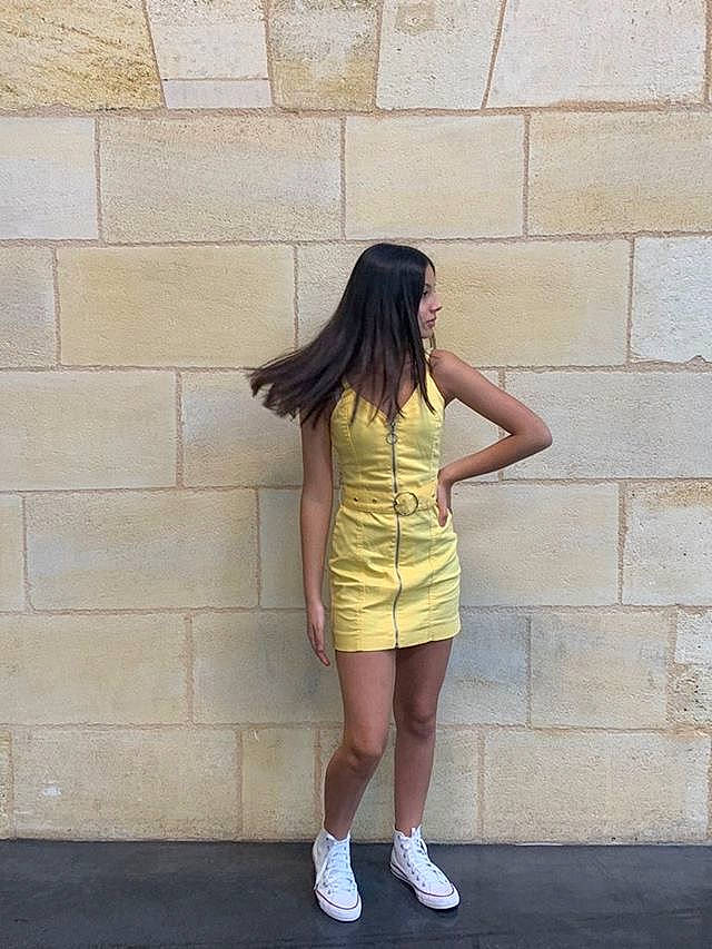 Alicia participe au concours pour gagner de l'argent avec cette photo : beauty, beige, dress, fashion, footwear, human_leg, joint, knee, leg, long_hair, person, photography, shoe, shorts, shoulder, snapshot, standing, street_fashion, thigh, wall