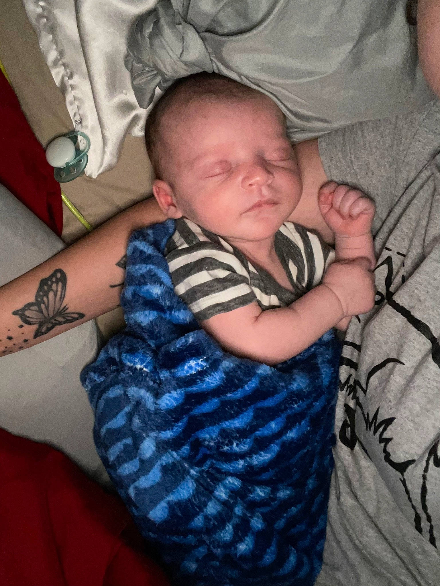 Kyzer is registered to the contest to win money with this photo: arm, baby_toddler_clothing, cheek, comfort, cool, elbow, finger, gesture, hand, human_body, iris, joint, mouth, muscle, neck, organ, pattern, person, skin, sleeve