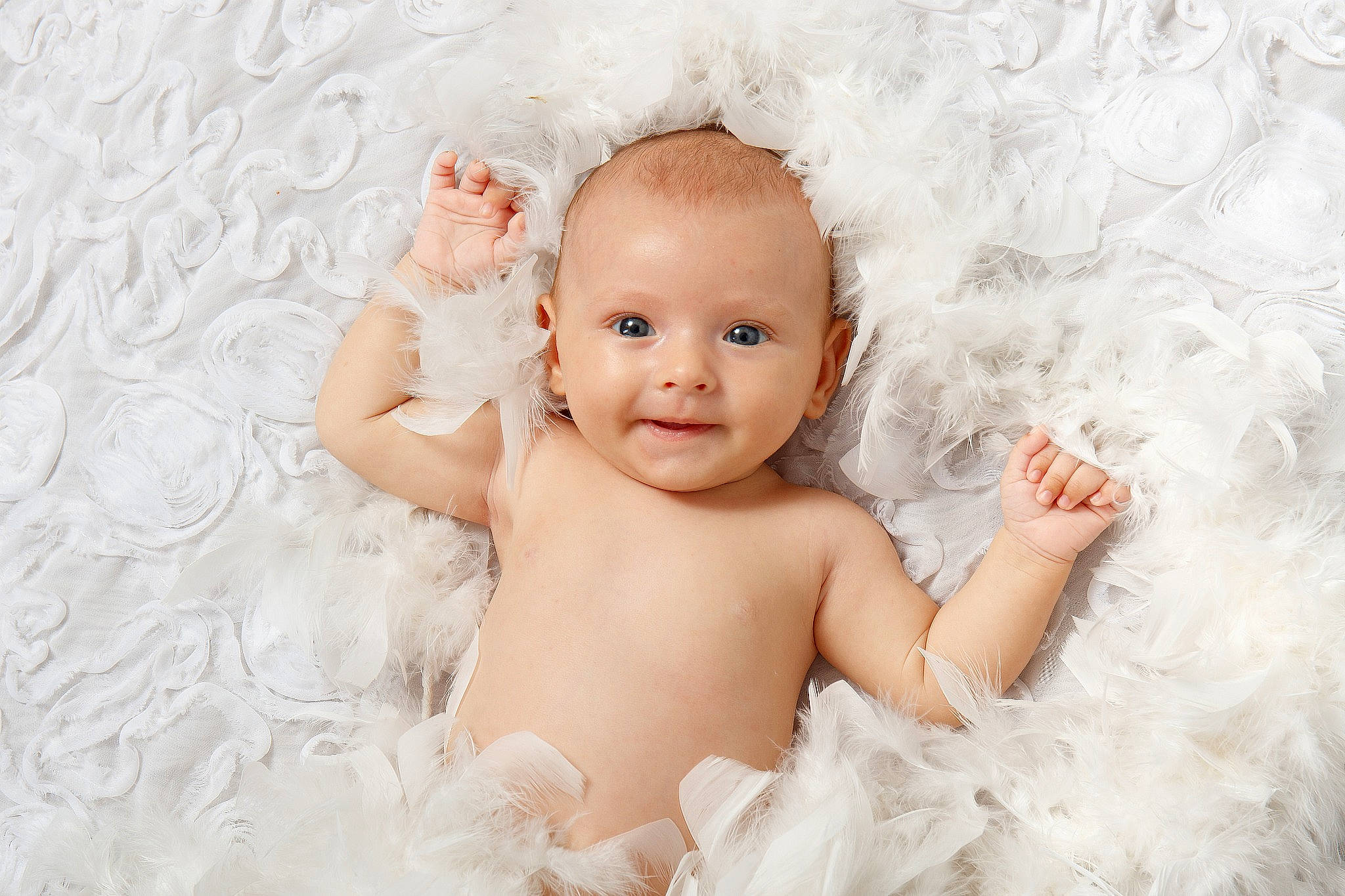 Lou a rejoint le concours — aidez-le/la à gagner de superbes lots ! baby, baby_toddler_clothing, cheek, eye, eyebrow, eyelash, face, finger, flash_photography, gesture, happy, head, headgear, headpiece, iris, joy, lip, person, pink, skin