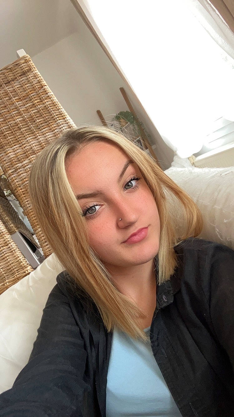 Kelia participe au concours pour gagner de l'argent avec cette photo : beauty, blond, brown_hair, comfort, earrings, eyelash, eyewear, fashion_accessory, fashion_design, flash_photography, fur, happy, hat, headgear, layered_hair, lip, makeover, outerwear, person, sitting