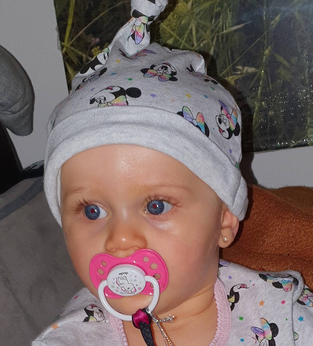 Laurianna participe au concours pour gagner de l'argent avec cette photo : baby, baby_products, baby_toddler_clothing, cap, cheek, child, eye, eyelash, fashion_accessory, fun, happy, headwear, iris, mouth, nose, party_supply, person, pink, plant, skin