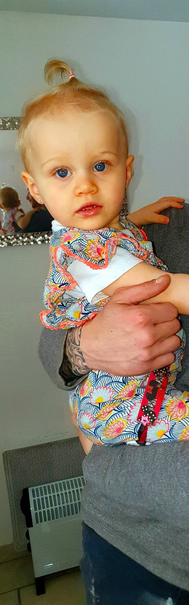 Laurianna participe au concours pour gagner de l'argent avec cette photo : arm, baby, baby_toddler_clothing, blue, cheek, finger, hand, happy, human_body, joint, neck, nose, person, pink, skin, sleeve, stomach, toddler, trunk, waist