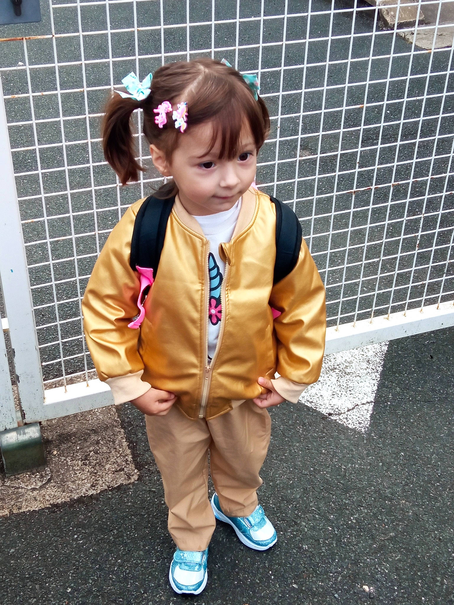 Jade a rejoint le concours — aidez-le/la à gagner de superbes lots ! audio_equipment, baby_toddler_clothing, bangs, child, costume, face, fashion_accessory, fun, fur, headphones, jewellery, magenta, mesh, outerwear, pattern, person, purple, sleeve, sneakers, toddler