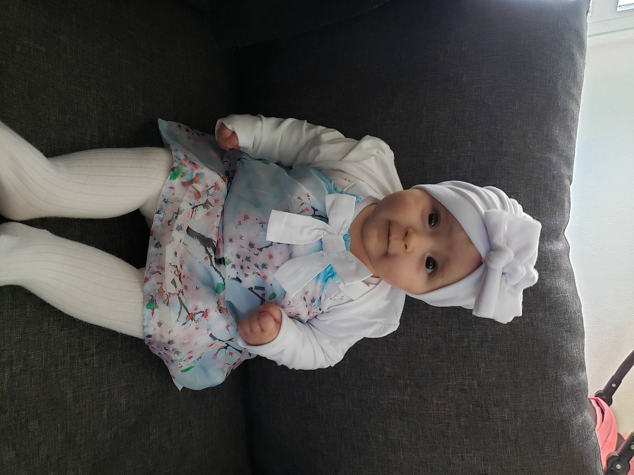 Iris participe au concours pour gagner de l'argent avec cette photo : baby, baby_toddler_clothing, child, comfort, couch, hat, headwear, human_leg, knee, lap, linens, person, room, sitting, skin, smile, sock, textile, thigh, toddler