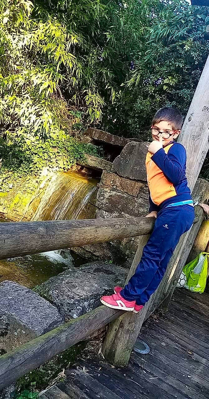 Donovann participe au concours pour gagner de l'argent avec cette photo : adventure, denim, forest, fun, grass, human_leg, jungle, landscape, leisure, people_in_nature, person, recreation, rock, sitting, soil, stream, street_fashion, travel, wilderness, wood