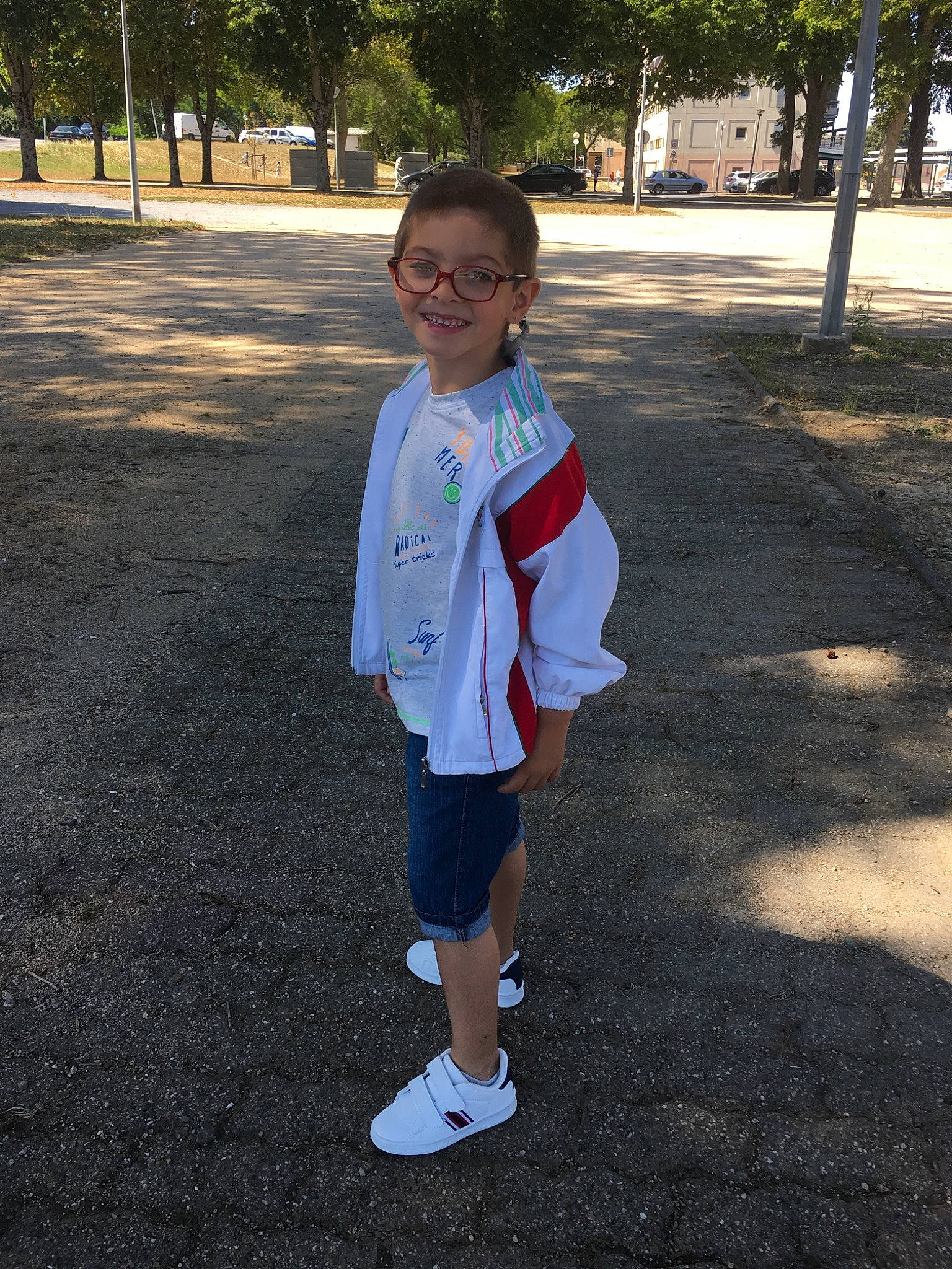 Donovann participe au concours pour gagner de l'argent avec cette photo : child, joy, outerwear, person, shoe, smile, standing, style, t_shirt, uniform