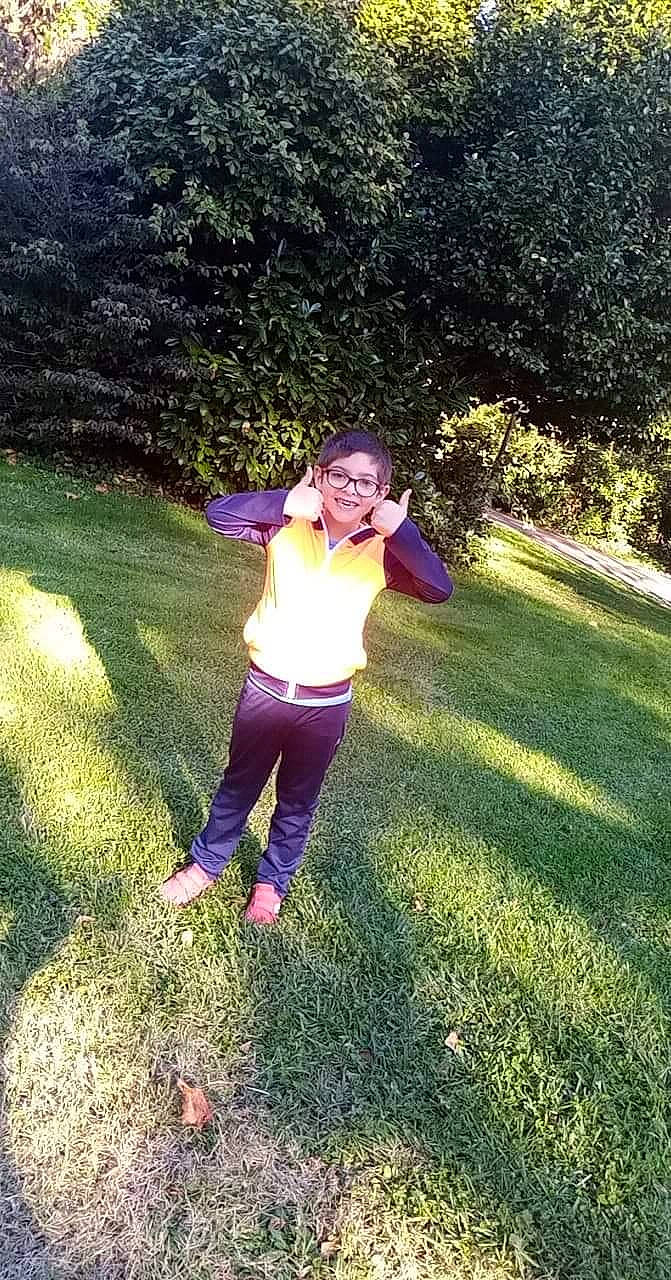 Donovann a rejoint le concours — aidez-le/la à gagner de superbes lots ! cool, electric_blue, fun, gesture, grass, grass_family, grassland, happy, joy, landscape, lawn, leisure, magenta, meadow, people_in_nature, person, plant, recreation, shrub, t_shirt