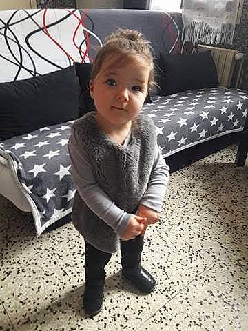 Kayliah a rejoint le concours — aidez-le/la à gagner de superbes lots ! chair, child, day, design, flooring, furniture, girl, outerwear, pattern, person, product, sitting, standing, textile, toddler