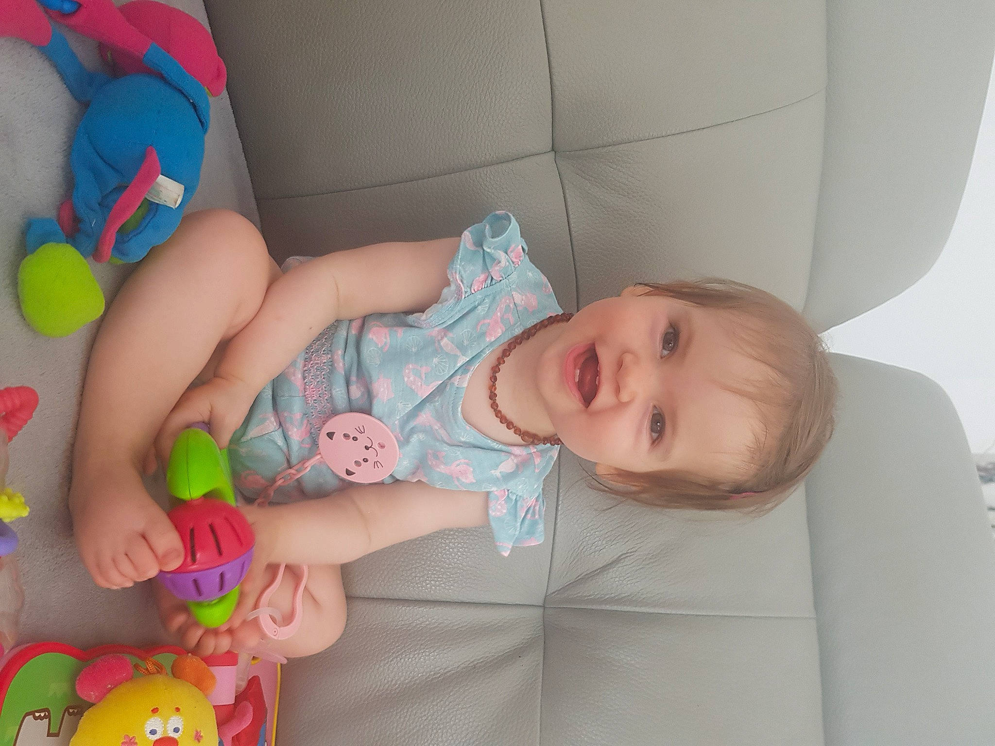 Elyne a rejoint le concours — aidez-le/la à gagner de superbes lots ! baby, baby_playing_with_toys, baby_products, baby_toddler_clothing, beauty, child, comfort, facial_expression, finger, fun, happy, human_body, infant_bed, joy, leg, person, pink, product, skin, smile