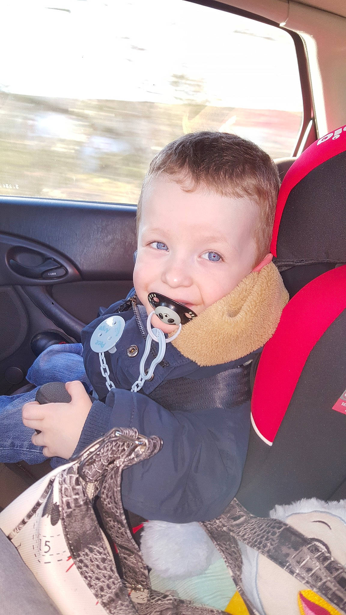 Steeven participe au concours pour gagner de l'argent avec cette photo : auto_part, baby, baby_products, car_seat, child, head, joy, person, product, seat_belt, skin, toddler