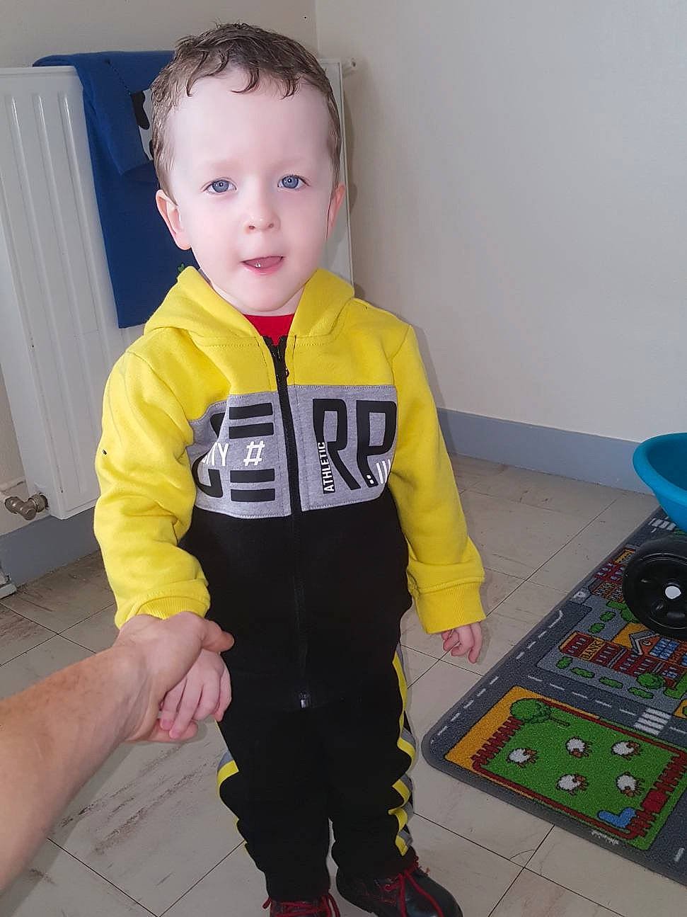 Steeven participe au concours pour gagner de l'argent avec cette photo : child, outerwear, person, play, sleeve, standing, t_shirt, toddler, yellow
