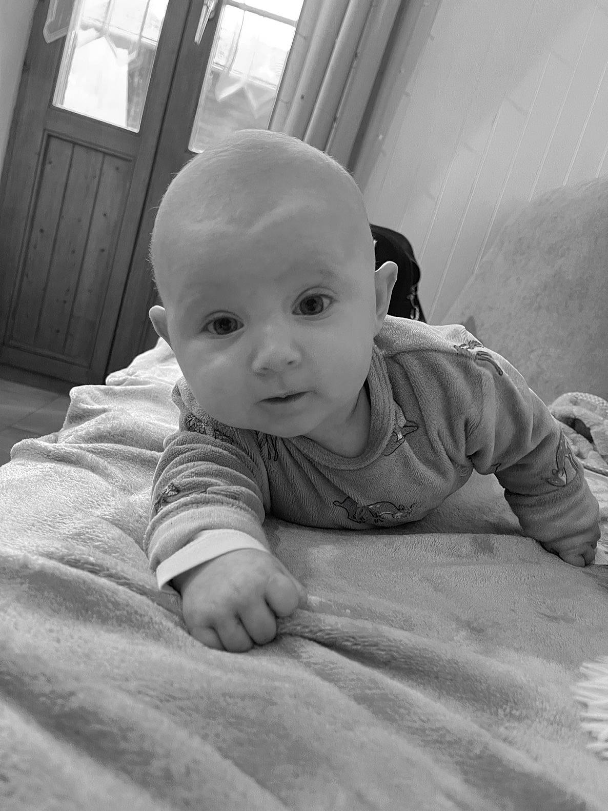 Thaïna a rejoint le concours — aidez-le/la à gagner de superbes lots ! baby, baby_toddler_clothing, black_and_white, cheek, comfort, door, flash_photography, floor, flooring, grey, hand, happy, iris, mammal, nose, person, skin, smile, toddler, vertebrate