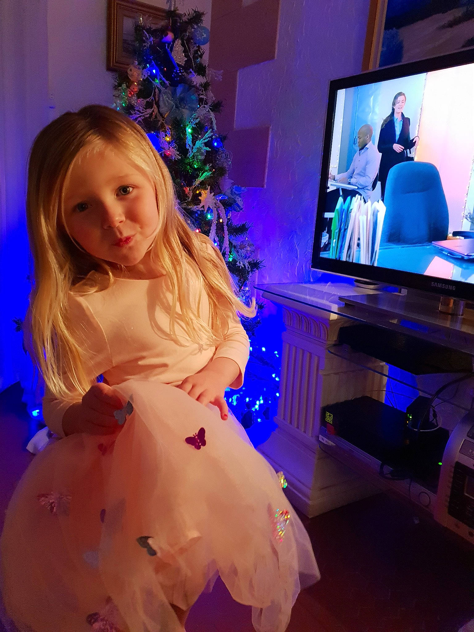 Zoé participe au concours pour gagner de l'argent avec cette photo : child, clothing, costume, dress, fun, girl, human_hair_color, long_hair, person, room, smile