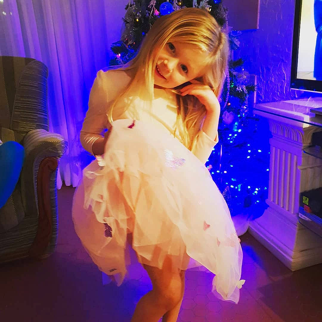 Zoé participe au concours pour gagner de l'argent avec cette photo : beauty, costume, dress, flower, fun, girl, human_body, human_hair_color, joy, long_hair, person, purple