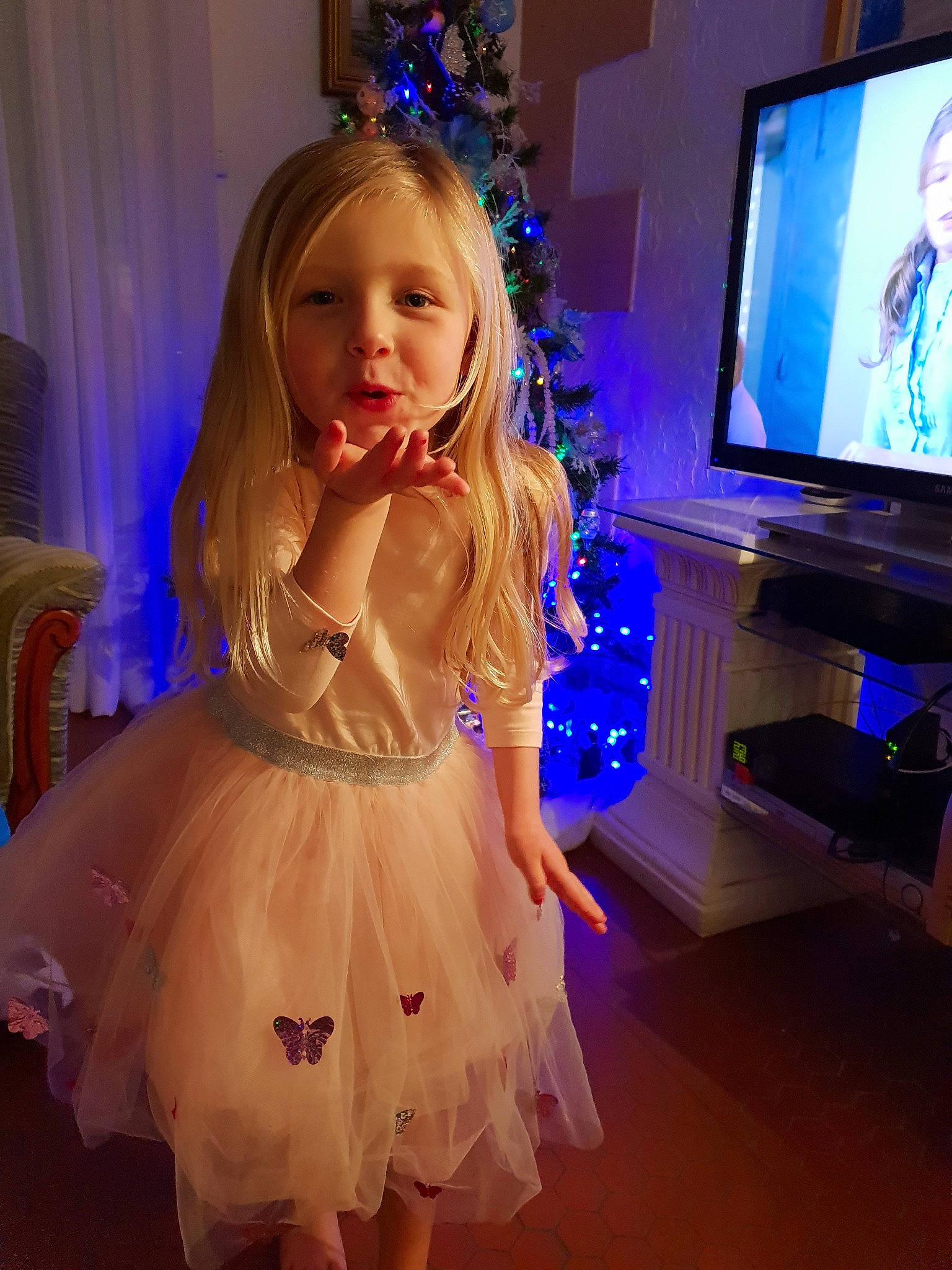 Zoé a rejoint le concours — aidez-le/la à gagner de superbes lots ! ballet_tutu, child, clothing, costume, dance_dress, dress, fun, girl, human_hair_color, long_hair, person, shoulder, skin, smile, toddler